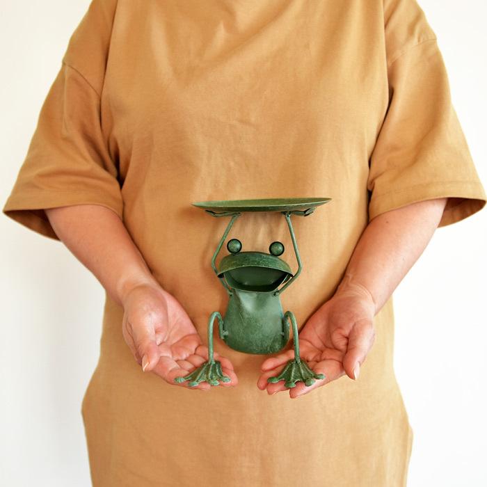 カエルオブジェ×トレイ ブリキの【お皿を持ったカエル】 H16cm かえる