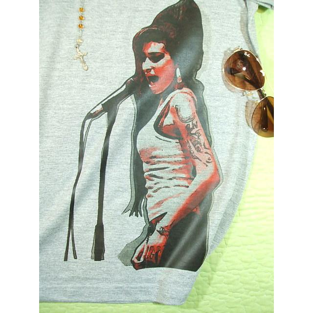 Amy エイミー・ワインハウスのＴシャツ【土日も発送】ロックＴシャツ 夭折 女性ロックシンガー Rock T-shirt Tシャツ イギリス 27club 送料無料 ラッピング無料 |  | 01