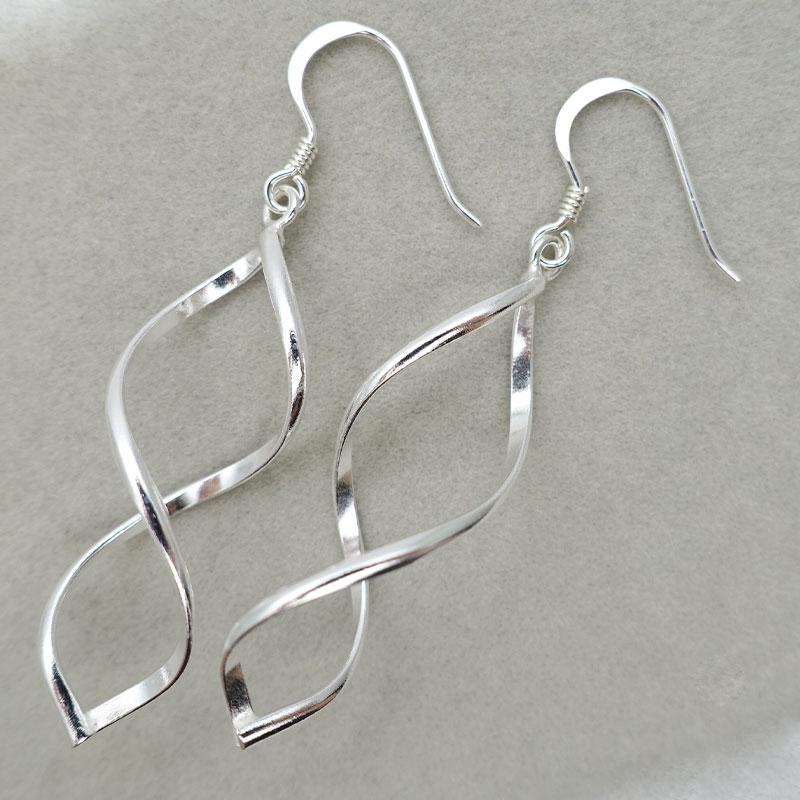 ansil（アンシル） 揺れるピアス ロングツイスト シルバー925