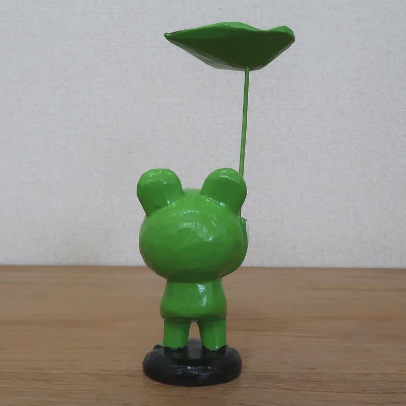 葉っぱの傘をさしたカエルの木彫り 24cm 蛙の置物【 蛙の置物 かえるの