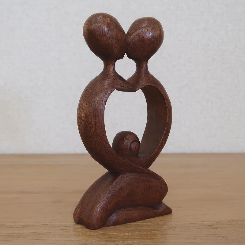 木製二人彫刻置物 スタンド付き 約30cm キスをしているカップルの木彫りの置物【結婚祝い 恋人達 愛 ギフト