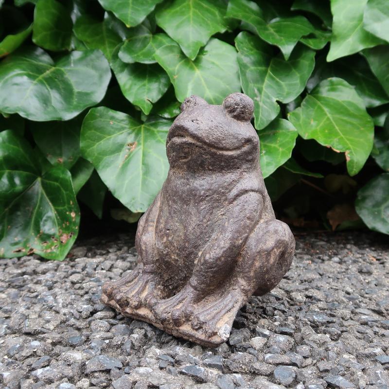カエル 置物 アイアン製 アンティーク調 カエルの石像 コンクリート Sサイズ 13cm アンティーク調 カエルの置物