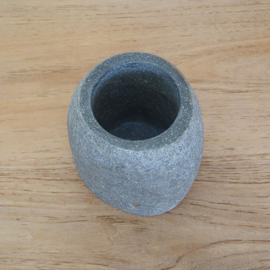 天然石をくり抜いた花瓶 リバーストーン 花器 石材 ガーデン