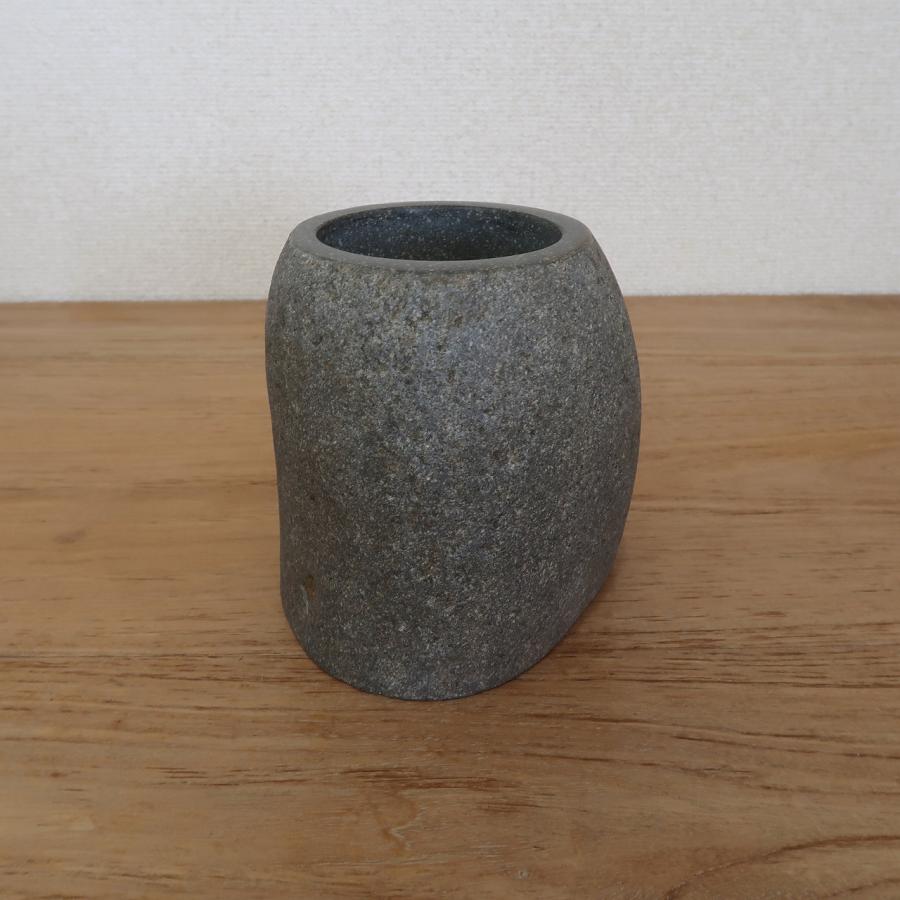 天然石をくり抜いた花瓶 リバーストーン 花器 石材 ガーデン