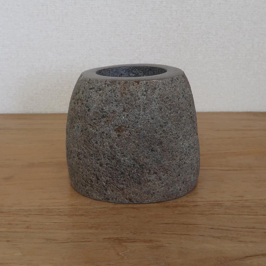 天然石をくり抜いた花瓶 リバーストーン 花器 石材 ガーデン