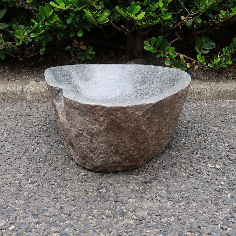 天然石をくり抜いた手水鉢 リバーストーン M 47X30 つくばい 睡蓮鉢