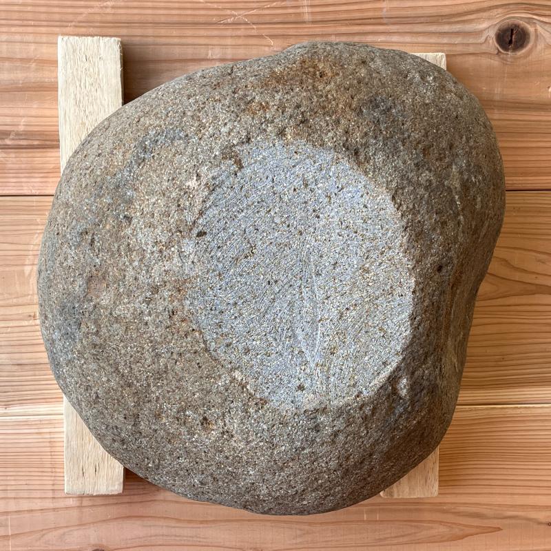 天然石をくり抜いた手水鉢 リバーストーン M 38X40 つくばい 睡蓮鉢