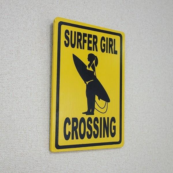 ハワイアンサインボード 20X30 サーファーガール横断中 SURFER GIRL