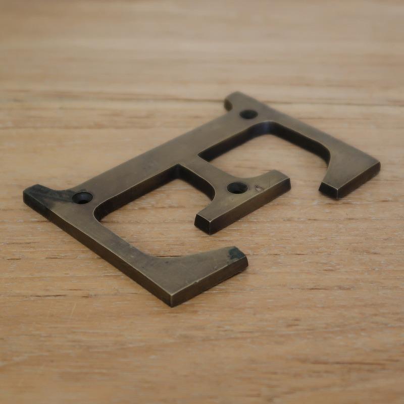 切り文字 アルファベット 真鍮製 10cm アンティークゴールド E 英文字