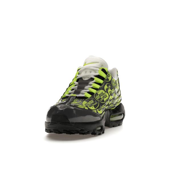 Nike ナイキ メンズ エアマックス スニーカー Nike Air Max 95 All-Over Print Black Volt 【US_12(30.0cm) 】の画像