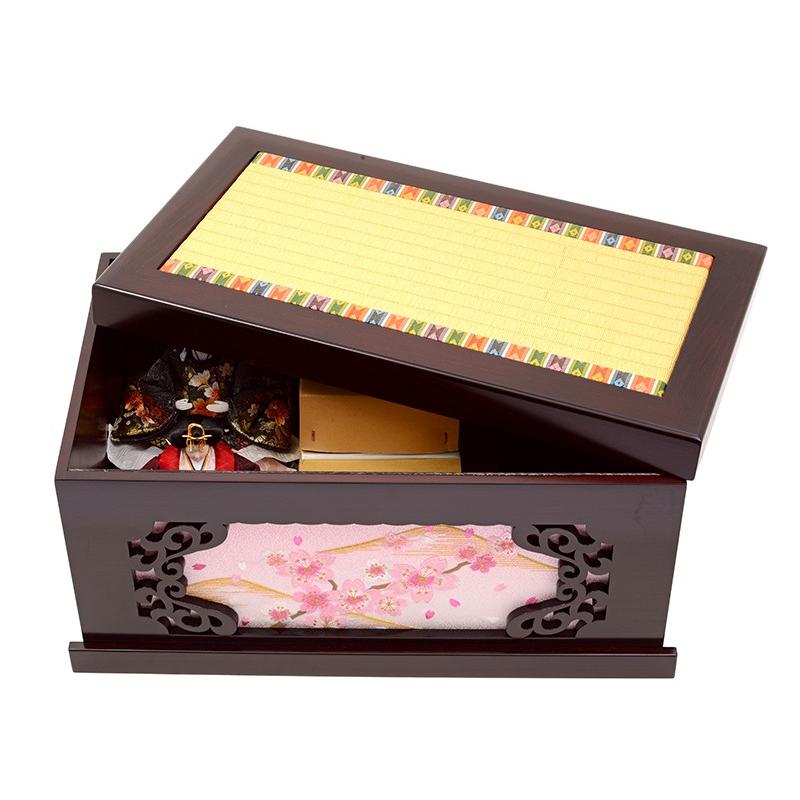 雛人形 ひな人形 雛 収納飾り 親王飾り 華芳作 御雛 紫檀塗 透彫飾箱 h263-aka-64     商品情報    2021年度新作 雛人形 華芳作、親王飾りのご紹介です。飾り台には透彫を施し、シックな紫檀塗で仕上げたモダンなスタイルの台屏風に女の子らし