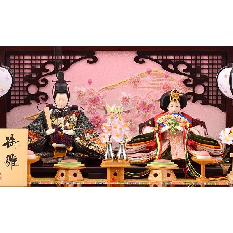 雛人形 ひな人形 雛 収納飾り 親王飾り 華芳作 御雛 紫檀塗 透彫飾箱 h263-aka-64     商品情報    2021年度新作 雛人形 華芳作、親王飾りのご紹介です。飾り台には透彫を施し、シックな紫檀塗で仕上げたモダンなスタイルの台屏風に女の子らし