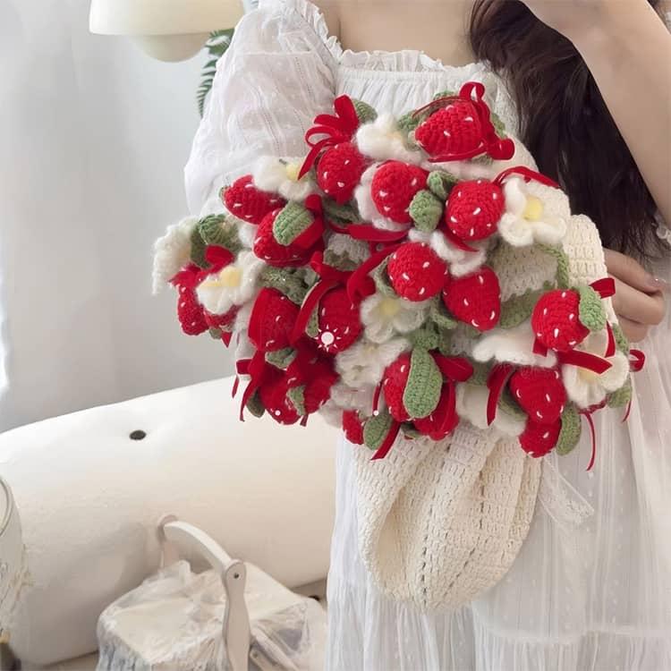 【8日まで】花束ブランケット　　いちご　ハンドメイド　編み物 110cm ブーケ 花 毛糸 セット イチゴ 手作り 花束ブランケット 編み物 未完成
