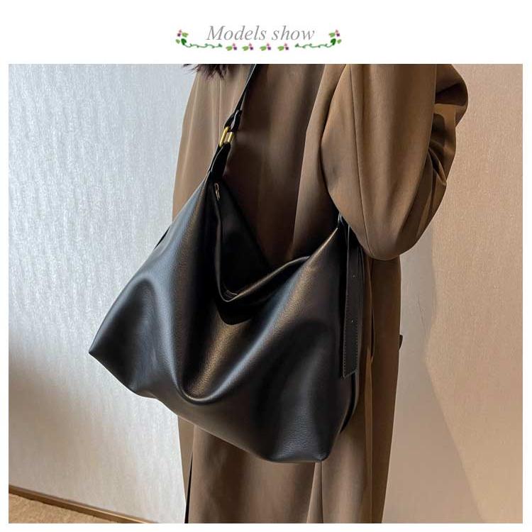 美品　フェラガモ　トートバッグ　レザー　A4収納可　肩掛け　焦茶色　大容量　人気 florist トートバッグ 「A4収納可」「仕切りになるポーチ付」大