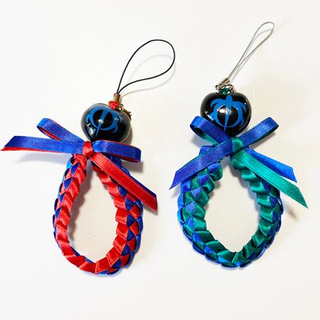 ククイナッツのリボン レイ ストラップ ブルー ホヌ〈レッド