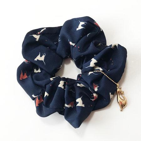 ねこ チャーム付き ネコ シルエット 柄 シュシュ ネイビー 送料無料 クリックポスト ヘアアクセ ヘア アクセサリー コン 紺 猫 キャット N Chocho 005 アトリエ阿友美 通販 Yahoo ショッピング