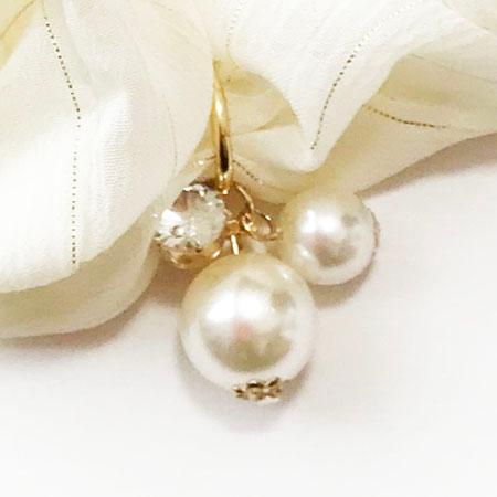 トリプル チャーム 付き シフォン シュシュ〈ピンク ベージュ ペール