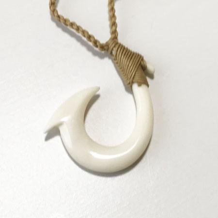 ボーン カービング ネックレス フィッシュフック 釣り針 水牛の骨 送料無料 アクセサリー バッファローボーン ハワイアンモチーフ ラッキーアイテム モアナ Neckless 023 アトリエ阿友美 通販 Yahoo ショッピング
