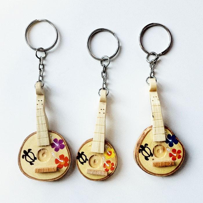 ホヌ と ハイビスカス の ウクレレ キーホルダー クリックポスト対応可能 ハワイアン雑貨 南国モチーフ 海がめ 海亀 ウミ カメ Strap 005 1 アトリエ阿友美 通販 Yahoo ショッピング