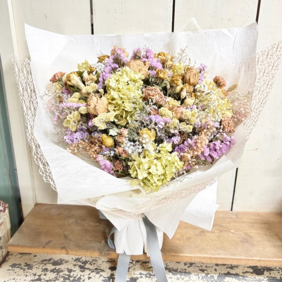 ドライフラワーブーケアナベル・染かすみそう・スターチス・バラなどの