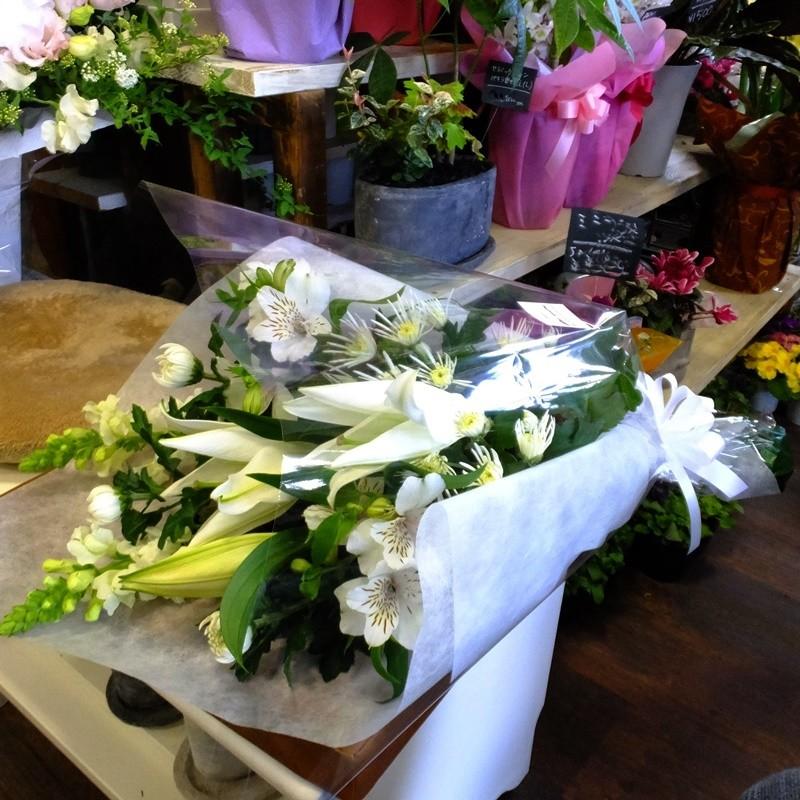お悔やみ 花 49日 ご命日 喪中はがき 花瓶用 月命日 ご法事 白菊とオリエンタルユリの長持ちお供えホワイト系花束 Osonaeb4 あとりえ 悠然 通販 Yahoo ショッピング