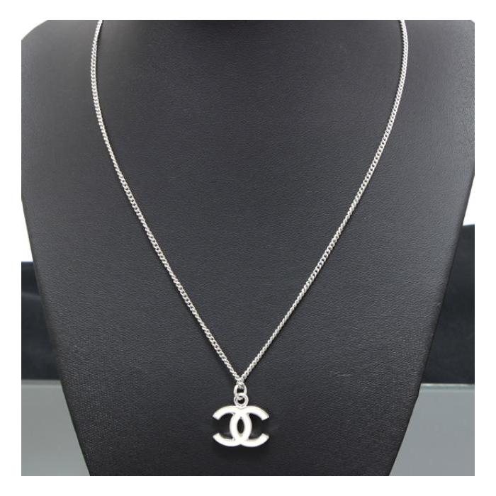 CHANEL 定番人気! 美品 シャネル ココマーク ネックレス 白 05V CHANEL 定番人気! 美品 シャネル ココマーク ネックレス 白 05V