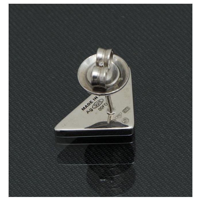 PRADA 美品 プラダ ミニ三角ロゴ シンボル ピアス 片耳用 黒 PRADA 美品 プラダ ミニ三角ロゴ シンボル ピアス 片耳用 黒