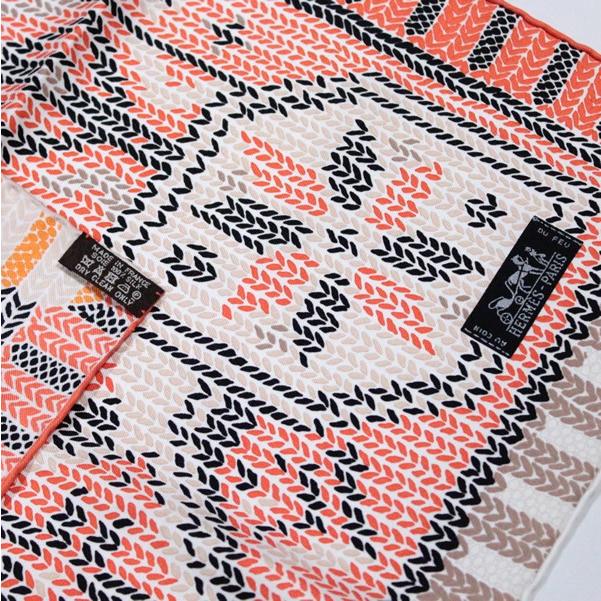 エルメス HERMES カレ90 Au coin du feu 暖炉のそばで シルク100