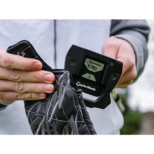 テーラーメイド ゴルフ スパイダーGTX ブラック トラスヒール パター KBS 120 BLACK STEPPED スチールシャフト TaylorMade Spider GTX Truss BLACK TM1 Spider BLACK パター STEPPED GTX テーラーメイド KBS 安定性を追求したヘッドシェイプ世界のトッププロから支持されてきた の原点とも言える高慣性モーメントで洗練されたヘッドシェイプを継承 流線形のラインとシャープなアングルが 印象的なフレームを作り出し構えた時の安心感を与える 見ための美しさに加え 高慣性モーメントによる優れた安定性と寛容性を両立している 最適な重量配分軽量 6061アルミニウム ボディとコア部分を中空構造にしたことにより 余剰重量を外周に配分 さらにステンレス製のスチールウェイトリング 154g をヘッド後方に配置したことで ミッドサイズながらも重心を深くすることが可能となり ミスヒットに対する寛容性を高めた 最適な重量配分が インパクト時のねじれを抑え ボールの直進性と安定性が向上した 進化したアライメント シリーズで定評のあるトゥルーパスアライメントがさらに進化 ターゲットに対して簡単に正確にアライメントすることができ ホールまでのラインのイメージが出しやすく自然なストロークをサポート スムーズな転がりブラックTPUウレタンとシルバーアルミニウムの複合素材からなる『Pure Roll 2』インサートを採用 45度の角度で下向きに入った溝が フェース全体のトップスピンを向上させ 効率的に順回転を生み出しスムーズな転がりを実現する 豊富なカラーバリエーション では オーソドックスなブラック シルバーに加え ツアーレッド アイスブルー ホワイト セレクトフィットストア限定 など豊富なカラーバリエーションの中から プレースタイルや好みに合わせて選択できる Stroke Pistol GTR Grey/Black/White 径58/82 5g メンズ