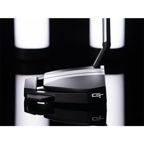 テーラーメイド ゴルフ スパイダーGTX ブラック トラスヒール パター KBS 120 BLACK STEPPED スチールシャフト TaylorMade Spider GTX Truss BLACK TM1 Spider BLACK パター STEPPED GTX テーラーメイド KBS 安定性を追求したヘッドシェイプ世界のトッププロから支持されてきた の原点とも言える高慣性モーメントで洗練されたヘッドシェイプを継承 流線形のラインとシャープなアングルが 印象的なフレームを作り出し構えた時の安心感を与える 見ための美しさに加え 高慣性モーメントによる優れた安定性と寛容性を両立している 最適な重量配分軽量 6061アルミニウム ボディとコア部分を中空構造にしたことにより 余剰重量を外周に配分 さらにステンレス製のスチールウェイトリング 154g をヘッド後方に配置したことで ミッドサイズながらも重心を深くすることが可能となり ミスヒットに対する寛容性を高めた 最適な重量配分が インパクト時のねじれを抑え ボールの直進性と安定性が向上した 進化したアライメント シリーズで定評のあるトゥルーパスアライメントがさらに進化 ターゲットに対して簡単に正確にアライメントすることができ ホールまでのラインのイメージが出しやすく自然なストロークをサポート スムーズな転がりブラックTPUウレタンとシルバーアルミニウムの複合素材からなる『Pure Roll 2』インサートを採用 45度の角度で下向きに入った溝が フェース全体のトップスピンを向上させ 効率的に順回転を生み出しスムーズな転がりを実現する 豊富なカラーバリエーション では オーソドックスなブラック シルバーに加え ツアーレッド アイスブルー ホワイト セレクトフィットストア限定 など豊富なカラーバリエーションの中から プレースタイルや好みに合わせて選択できる Stroke Pistol GTR Grey/Black/White 径58/82 5g メンズ