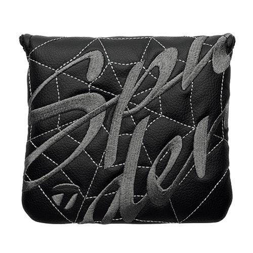 テーラーメイド ゴルフ スパイダーGTX ブラック トラスヒール パター KBS 120 BLACK STEPPED スチールシャフト TaylorMade Spider GTX Truss BLACK TM1 Spider BLACK パター STEPPED GTX テーラーメイド KBS 安定性を追求したヘッドシェイプ世界のトッププロから支持されてきた の原点とも言える高慣性モーメントで洗練されたヘッドシェイプを継承 流線形のラインとシャープなアングルが 印象的なフレームを作り出し構えた時の安心感を与える 見ための美しさに加え 高慣性モーメントによる優れた安定性と寛容性を両立している 最適な重量配分軽量 6061アルミニウム ボディとコア部分を中空構造にしたことにより 余剰重量を外周に配分 さらにステンレス製のスチールウェイトリング 154g をヘッド後方に配置したことで ミッドサイズながらも重心を深くすることが可能となり ミスヒットに対する寛容性を高めた 最適な重量配分が インパクト時のねじれを抑え ボールの直進性と安定性が向上した 進化したアライメント シリーズで定評のあるトゥルーパスアライメントがさらに進化 ターゲットに対して簡単に正確にアライメントすることができ ホールまでのラインのイメージが出しやすく自然なストロークをサポート スムーズな転がりブラックTPUウレタンとシルバーアルミニウムの複合素材からなる『Pure Roll 2』インサートを採用 45度の角度で下向きに入った溝が フェース全体のトップスピンを向上させ 効率的に順回転を生み出しスムーズな転がりを実現する 豊富なカラーバリエーション では オーソドックスなブラック シルバーに加え ツアーレッド アイスブルー ホワイト セレクトフィットストア限定 など豊富なカラーバリエーションの中から プレースタイルや好みに合わせて選択できる Stroke Pistol GTR Grey/Black/White 径58/82 5g メンズ