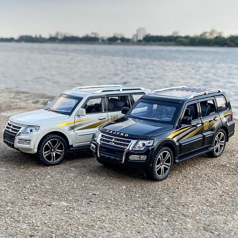 三菱（MITSUBISHI） パジェロ PAJERO 1/32 ミニカー 全2色 ライト点灯