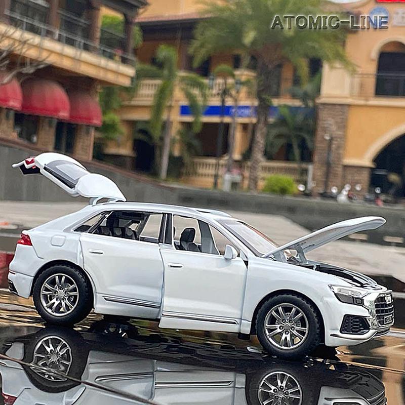 AUDi アウディ Q8 1/32 ミニカー 全4色 ライト点灯 エンジン