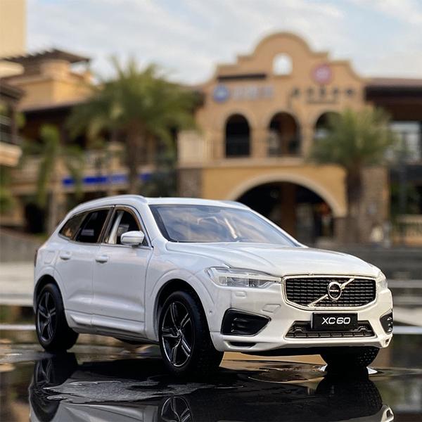 VOLVO ボルボ XC60 1/32 ミニカー 全2色 ライト点灯 エンジン