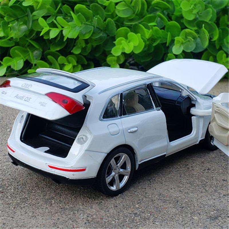 AUDi アウディ Q5 1/32 ミニカー 全2色 ライト点灯 エンジンサウンド