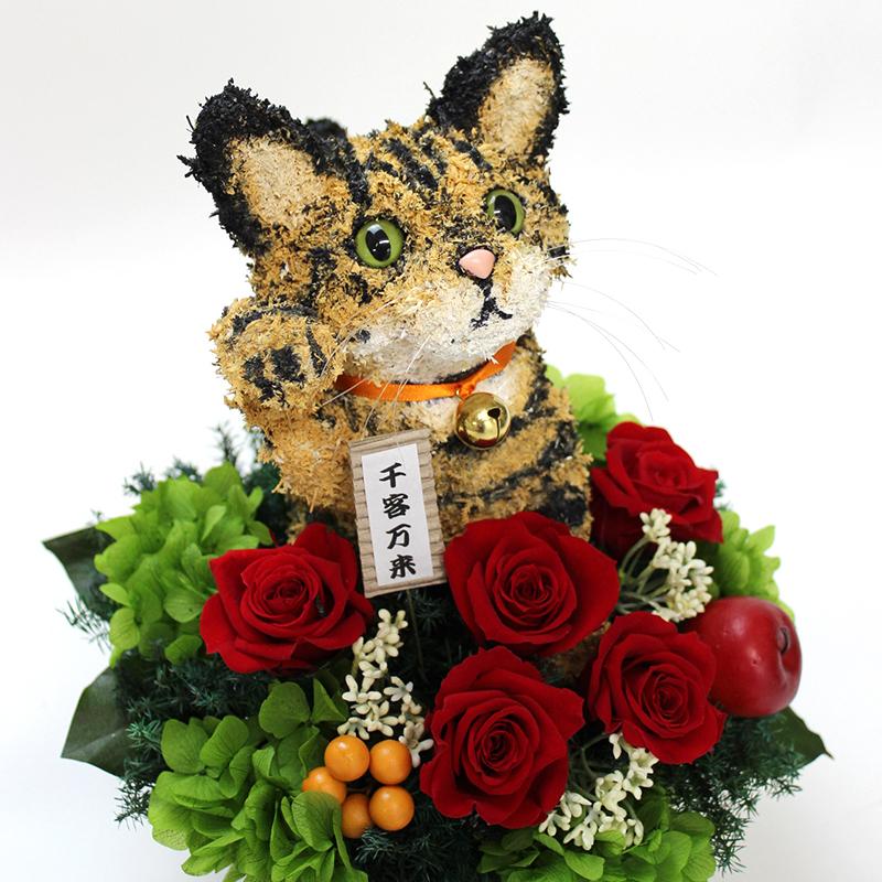 Xmas薔薇リース付き ぐでネコチャーム✨2個セット✨三毛猫 プリザーブドフラワーアレンジ 招き猫 キジトラ猫P 開店祝い 猫好きの