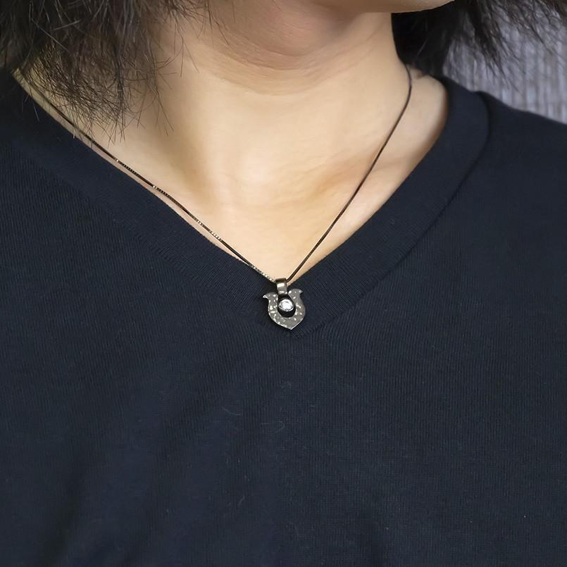ネックレス トップ メンズ 馬蹄 キュービックジルコニア シルバー925 ブラックメッキ 黒 ブラック 槌目 槌打ち ホースシュー バテイ sv 送料無料 saleの画像