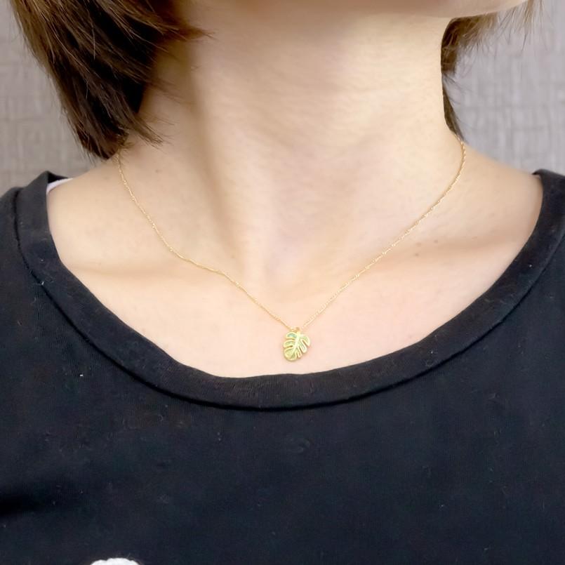 純金 ネックレス 24金 ハワイアンジュエリー シンプル 24k エポキシ樹脂 モンステラ ペンダントトップ k24 女性 シンプル リーフ 葉 送料無料 セール saleの画像