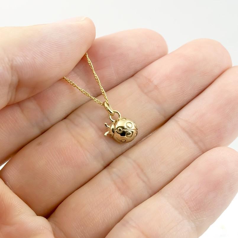 22福袋 てんとう虫 エメラルド 10金 ネックレス イエローゴールドk10 ボーナスセール 送料無料 5月誕生石 テントウムシ 天道虫 10k アズキチェーン ペンダントトップ ネックレス ペンダント Www Oroagri Eu