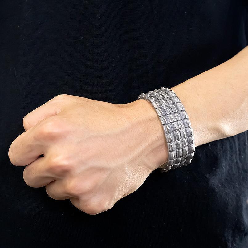 シルバー メンズ バングル ブレスレット クロコダイル 鱗 いぶし仕上げ 燻し sv925 幅広 地金 18cm 男性 鰐 ワニ 送料無料 人気 セール saleの画像