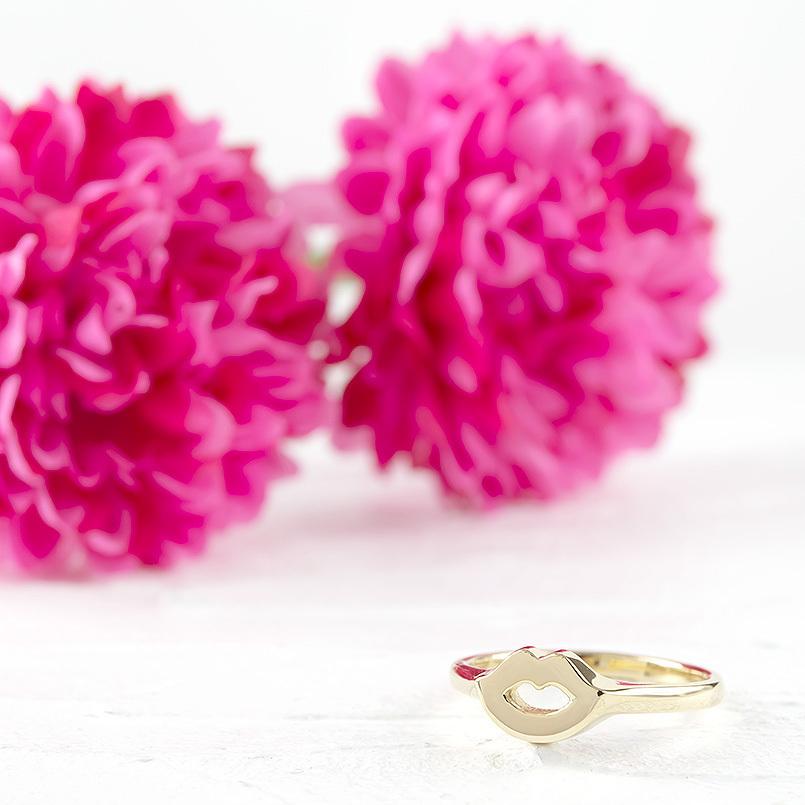 婚約指輪 安い 18金 リング 指輪 リップ 印台 ゴールド 18k イエローゴールドk18 ピンキーリング シンプル 唇 キスマーク 女性 送料無料 セール saleの画像