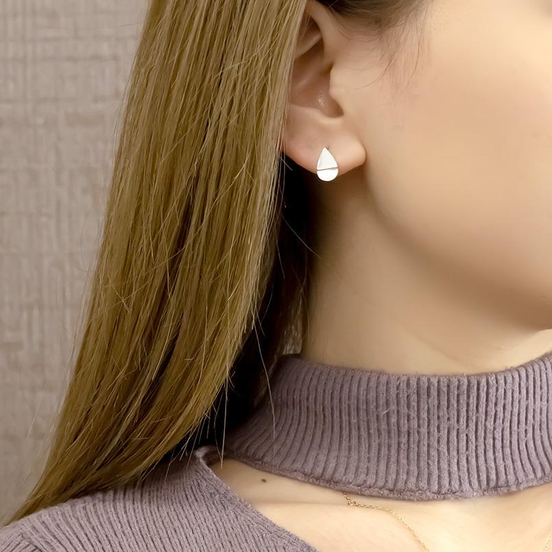 プラチナ ピアス ペア 白蝶貝 ティアドロップ レディース pt900 スタッドピアス 女性 シンプル 雫 つゆ型 涙型 あすつく 送料無料 セール saleの画像