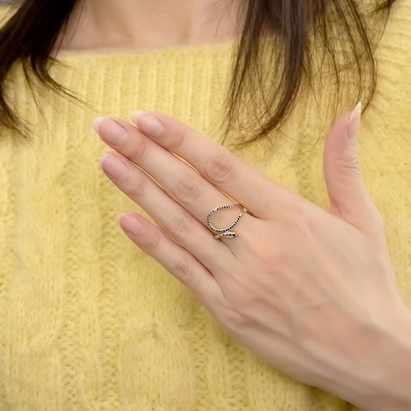 プラチナ リング ブラックダイヤモンド 蛇 スネーク レディース 指輪 pt900 婚約指輪 安い ピンキーリング ヘビ 女性 送料無料 セール saleの画像