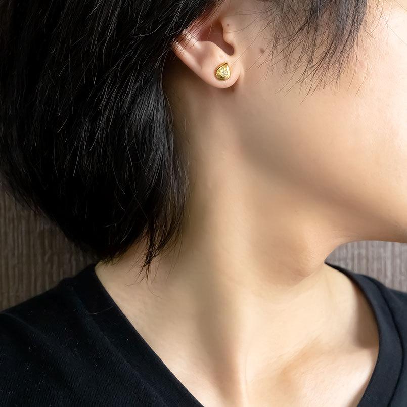 24金 ピアス 純金 ライトイエローダイヤモンド 片耳ピアス ティアドロップ キャッチのいらないピアス イエローゴールドk18 18金 キャッチナッシャー 送料無料の画像