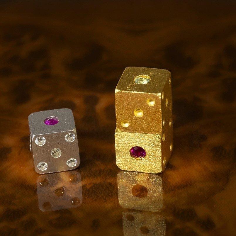 24金　サイコロ 純金 『サイコロ』約1g お守り【JUNGOLD】 | JUNGOLD【純金の世界】