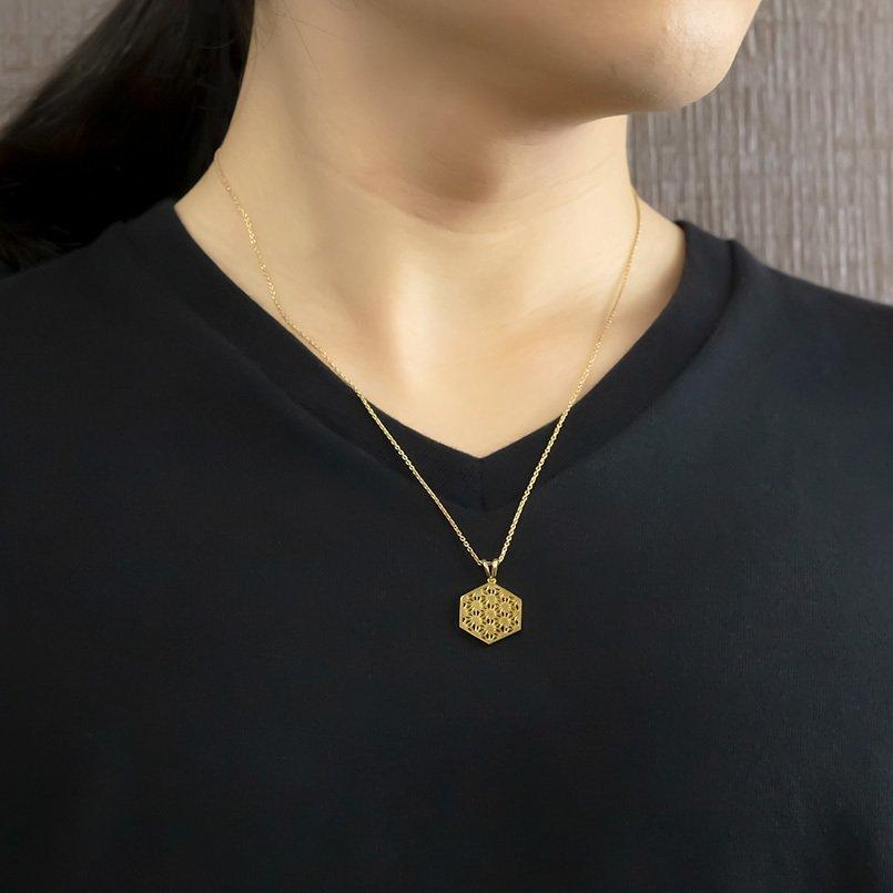 ネックレス トップ メンズ 麻の葉 イエローゴールドk18 シンプル 六角形 透かし 和柄 切子 和モダン コントラッド 東京 送料無料 人気 【ハイパースシーン】 セール SALE
