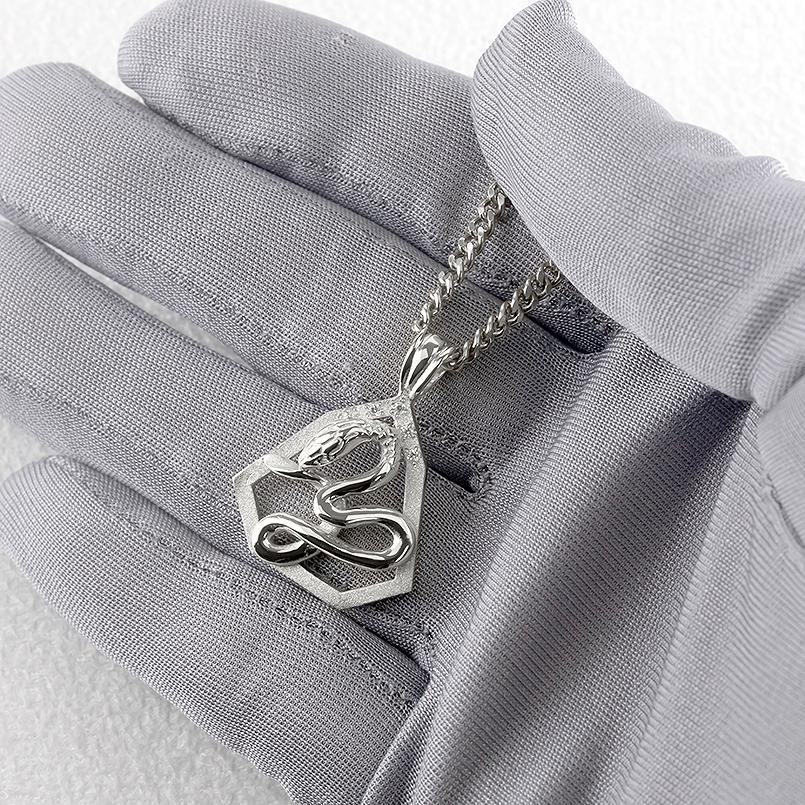 プラチナ ネックレス 蛇 ダイヤモンド 0.05ct メンズ ペンダントトップ 大ぶり お守り pt900 へび ヘビ スネーク 巳年 喜平 七角形の画像