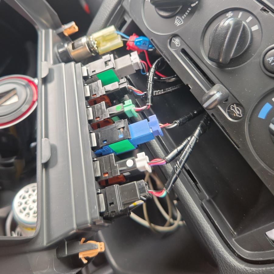 アイドリングストップキャンセラー キャリイ スーパーキャリイ専用 [R6/4以降] DA16 DAR6型 アイストキャンセラー カプラーオンタイプ |  | 03