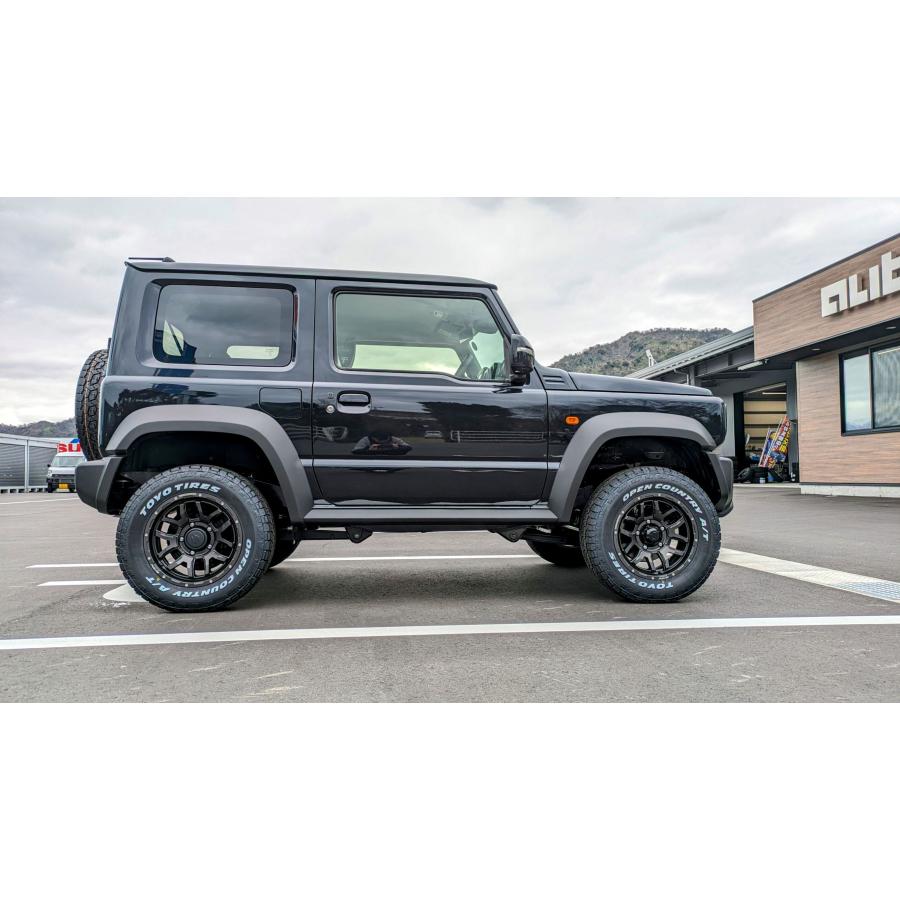 スズキ ジムニー 黒 リフトアップ ちょこっとリフトアップしてホイールを交換するだけで硬派な