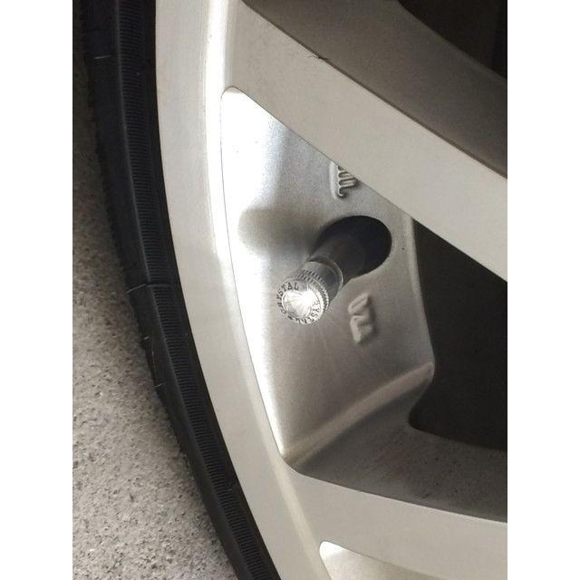 ラグジュアリークリスタルエアーバルブキャップセット　エアバルブキャップ　カー用品　外装パーツ | 